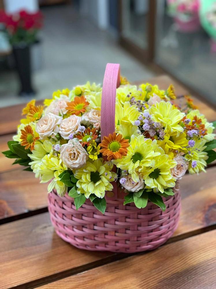 Цветочная композиция из Хризантемы и Розы в корзине в Мраково Кугарчинский район