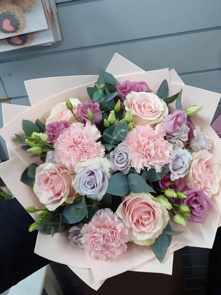 Букет цветов из: Розы, Гвоздики и Лизиантусы в Мраково Кугарчинский район